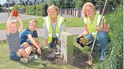  ?? Picture: Paul Reid. ?? Keptie Friends’ Irene Cornish and Lynn Barton with Mark and Finn Barton.