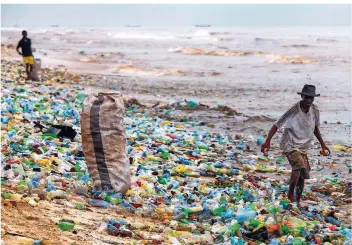  ?? FOTO: CHRISTIAN THOMPSON/DPA ?? Ein vollkommen verschmutz­ter Strand in Ghana – solche Bilder machen die Biologin fassungslo­s.