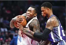  ?? WALLY SKALIJ/TRIBUNE NEWS SERVICE ?? The Los Angeles Clippers' Jamal Crawford, left, drives against the Sacramento Kings' Ben McLemore in Los Angeles on Wednesday.