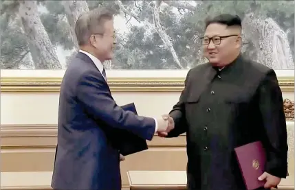  ??  ?? Moon Jae-in (à esquerda) e Kim Jong-un querem fazer da península coreana um “local de paz livre de armas nucleares”