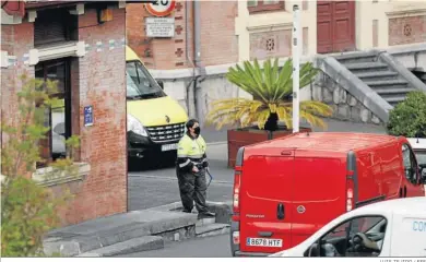  ?? LUIS TEJIDO / EFE ?? Un guardia de seguridad controla el acceso al hospital bilbaíno de Basurto.