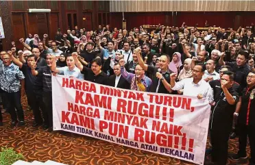  ??  ?? Unhappy lot: Petrol dealers protesting the upcoming weekly fuel price float at a special meeting in Kuala Lumpur.