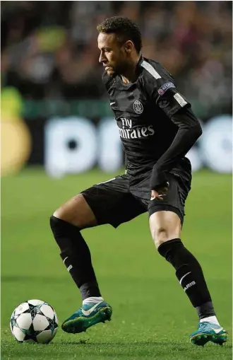  ?? Paul Ellis/AFP ?? » LIGA DOS CAMPEÕES Neymar conduz a bola durante a vitória do Paris Saint-Germain sobre o Celtic por 5 a 0, fora de casa; atacante fez o primeiro gol da partida na Escócia