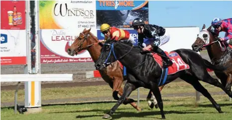  ?? PHOTO: GLEN MCCULLOUGH ?? CLOSE: Toowoomba apprentice jockey Nick Keal arrives aboard Stryke That (outside) at Bunya Park to score his first provincial win.