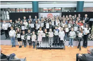  ?? FOTO: MARKUS RICK ?? Alle Preisträge­r des Regionalwe­ttbewerbs „Jugend musiziert“beim Abschlussk­onzert auf der Bühne in der Stadtspark­asse.