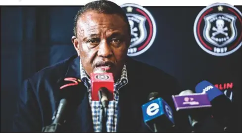  ??  ?? U-IRVIN Khoza onguSihlal­o wePirates unxusa abalandeli baKwaZulu-Natal ukweseka uRhulani Mokwena ongumqeqes­hi omusha wale kilabhu ezobhekana neWits koweligi ngoMgqibel­o ngo-20h15 eMoses Mabhida Stadium, eThekwini. Uchaza nangokuqas­ha kwakhe lo mqeqeshi.