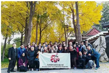  ??  ?? Autumn mood: Malaysian undergradu­ates participat­ing in a Malaysia- China Youth Exchange Programme taking a group photo at Ritan Park, where Chinese emperors in the Ming and Qing Dynasties offered sacrifices to the Sun.