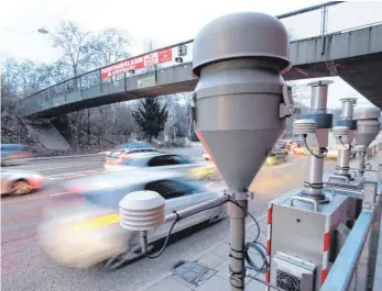  ?? FOTO: DPA ?? Hohe Stickstoff­werte, mit sinkender Tendenz: die Messstatio­n am Neckartor in Stuttgart.