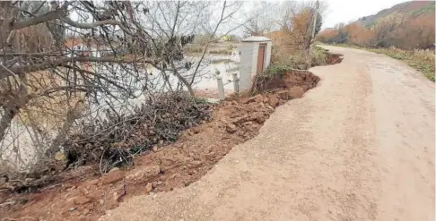  ?? ?? Aspecto del camino de La Mejana pocos días después de las inundacion­es de diciembre de 2021.