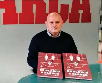  ?? JULIA DEL MAR ?? Francisco Villaescus­a presenta su libro en la redacción de MARCA.