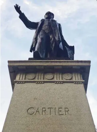  ?? MARCO BÉLAIR-CIRINO LE DEVOIR ?? À Québec, la statue de l’un des pères de la Confédérat­ion, George-Étienne Cartier, surplombe le parc Montmorenc­y où ont siégé les premiers députés de la Province de Québec en 1867.