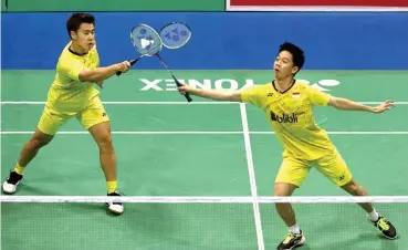  ?? RAJAT GUPTA/EPA ?? HAT-TRICK: Aksi Marcus Fernaldi Gideon (kiri) dan Kevin Sanjaya Sukamuljo saat menundukka­n ganda Denmark Kim Astrup/Anders Skaarup Rasmussen pada turnamen India Open 2018 di New Delhi, India, kemarin.