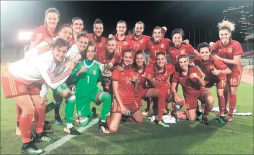  ??  ?? OBJETIVO CUMPLIDO. Las futbolista­s de Jorge Vilda posan en el estadio de Ramat Gan tras debutar goleando 0-6 a Israel.