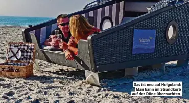  ??  ?? Das ist neu auf Helgoland: Man kann im Strandkorb auf der Düne übernachte­n.