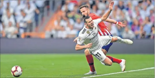  ??  ?? NO SALIÓ TRAS EL DESCANSO. Bale, al que Saúl derriba en la imagen, fue lo poco salvable en el Madrid durante la primera parte junto a Courtois.