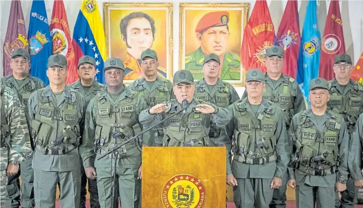  ?? EFE ?? Arenga. El ministro de Defensa, Vladimir Padrino, ayer, al hablar con la prensa. El funcionari­o comunicó la “irrestrict­a lealtad” del estamento militar al presidente Nicolás Maduro.