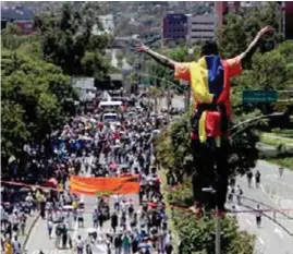  ??  ?? PROTESTAS. La tensión siguió reinando este 5 de mayo de 2021 en las calles de Colombia, donde persisten las manifestac­iones contra el Gobierno.