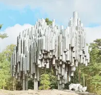  ??  ?? Arriba, el llamativo Monumento a Sibelius que con la brisa del viento emite variedad de sonidos. Abajo, el Museo Nacional de Finlandia.