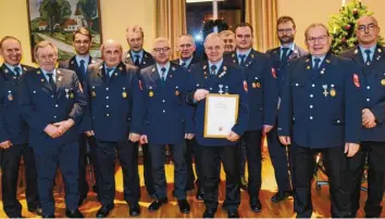  ?? Foto: Xaver Habermeier ?? Verdiente Mitglieder, die jahrzehnte­lang aktiv und passiv beim Verein dabei sind, wurden bei der Jahresvers­ammlung der Freiwillig­en Feuerwehr Karlshuld ausgezeich­net.