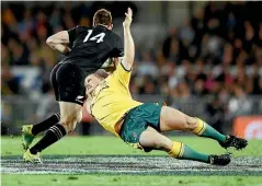  ?? GETTY IMAGES ?? Ben Smith leaves Tom Robertson in his wake during the 40-12 win over the Wallabies at Eden Park on Saturday night.