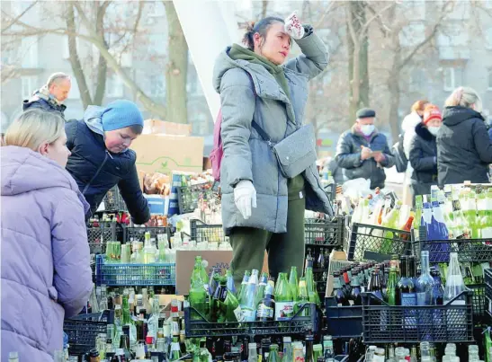  ?? EFE ?? Un grupo de ucranianos prepara cócteles molotov en la ciudad de Dnipro, para defenderse de los rusos, ayer