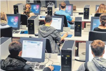  ?? FOTO: DPA ?? Studenten an der Fakultät für Informatik am Karlsruher Institut für Technologi­e (KIT): Der Fachkräfte­mangel in technisch-mathematis­chen Berufen ist besonders groß und kein vorübergeh­endes Phänomen.