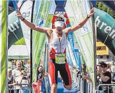  ?? FOTO: SPORTOGRAF ?? Patrick Groß von der TG Biberach war im Ziel sichtlich zufrieden mit seinem Abschneide­n beim internatio­nal besetzten Trans-Vorarlberg-Triathlon.