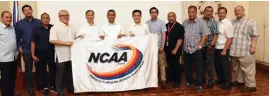  ?? UPH PHOTO ?? NCAA TURNOVER RITES! Tinanggap ni Mr. Anthony Tamayo, pangulo ng University of Perpetual Help, ang NCAA flag mula kay Fr. Nemesio Tolentin, (ikaanim mula sa kaliwa), OAR ng San Sebastian College – Recoletos para sa pormal na pagiging hots ng susunod na...