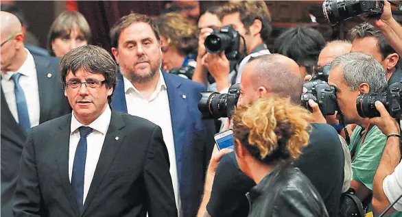  ??  ?? Diálogo. Carles Puigdemont, presidente de Cataluña y principal promotor de la independen­cia, ayer al llegar al Parlamento. Espera poder dialogar con el Gobierno en Madrid.