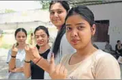  ?? SUNIL GHOSH /HT PHOTO ?? First-time voters hold up their inked fingers at Chhajarsi village in Sector 63, Noida, on Friday.