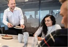  ?? Foto: Tomm W. Christians­en ?? Valgseiere­n feires med kake i SVS sentralsty­re, men fortsettel­sen er tornefull for Audun Lysbakken og hans folk.