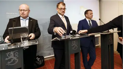  ?? FOTO: LEHTIKUVA/RONI REKOMAA ?? Kompromiss­förslaget presentera­des av arbetsmini­ster Jari Lindström, statsminis­ter Juha Sipilä och finansmini­ster■ Petteri Orpo.