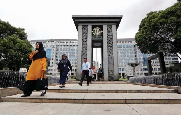  ?? File/reuters ?? ↑
Visitors exit the headquarte­rs of Indonesia’s central bank in Jakarta.