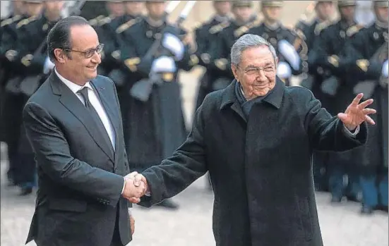  ?? ETIENNE LAURENT / EFE ?? François Hollande saludando a Raúl Castro a la llegada de este, ayer, al palacio del Elíseo, en París