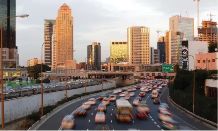  ?? (Reuters) ?? CARS ZIP along on the Ayalon in Tel Aviv.