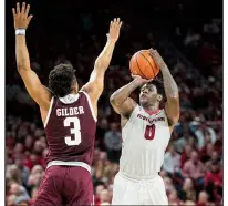  ?? NWA Democrat-Gazette/BEN GOFF ?? Jaylen Barford (right) of Arkansas goes up for a three-pointer as Admon Gilder of Texas A&amp;M guards in the second half Saturday at Walton Arena in Fayettevil­le. Barford will be experienci­ng his first home game against Kentucky when the Wildcats visit at 8 tonight.