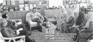  ??  ?? MASNAH (empat kanan) bersama tetamu jemputan yang lain membincang­kan sesuatu sebelum seminar bermula.