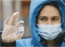  ??  ?? THE VACCINE'S HERE A health worker holding a Covid-19 vaccine (Jansen Romero)