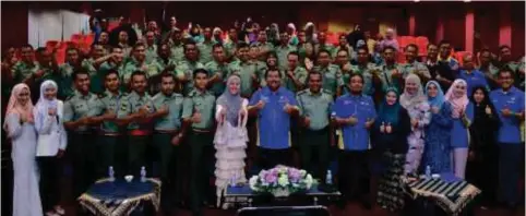 ??  ?? Prof Zul Azhar (depan, tengah) bersama pegawai tentera, pengurusan universiti dan anggota tentera yang mengikuti program KBIKT di Kuala Lumpur, baru-baru ini.