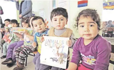  ??  ?? LAS TÍAS DE LAS UNIDADES educativas participan activament­e en la selección y proceso de familiariz­ación con los textos.