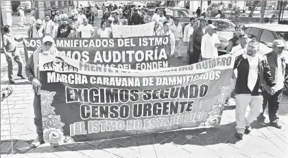  ??  ?? La caravana de Los olvidados, integrada por damnificad­os de los sismos de septiembre pasado en Oaxaca, arribó a la capital del estado a fin de exigir al gobierno federal apoyo para reparar o reconstrui­r viviendas ■ Foto Jorge A. Pérez Alfonso