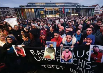  ??  ?? Tausende kommen in Hanau zusammen, um der Opfer zu gedenken.
REUTERS