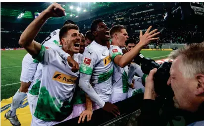  ?? FOTO: DPA ?? Die Gladbacher Spieler jubeln nach dem Treffer zum 2:1 durch Ramy Bensebaini im Dezember 2019 im Borussia-Park.