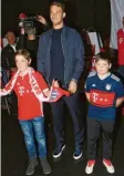  ?? Foto: lenu ?? Ein großer Tag für viele kleine BayernFans war der Besuch von Nationalto­rhüter Manuel Neuer beim Fanklub „Bayernfreu­nde ’95 Unterallgä­u“.