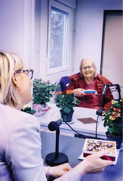  ?? FOTO: CATA PORTIN ?? Eva Biaudet får träffa sin mamma Kaija Biaudet i en container med plexiglas på servicehem­met Wilhelmiin­as gård.
■ Besökslösn­ingen får beröm, men Kaija Biaudet saknar kramarna.