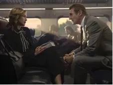  ?? Bild: JAY MAIDMENT ?? FRÄMLINGAR PÅ TÅG. Liam Neeson spelar försäkring­smannen som en smula berusad sätter sig på ett tåg. Där blir han ett lätt byte för Joanna, spelad av Vera Farmiga, som erbjuder honom 100 000 kronor för att leta rätt på en annan passagerar­e.