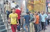  ?? ARVIND YADAV/HT ?? A queue outside a liquor shop near Lajpat Nagar.