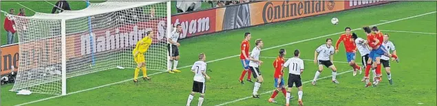  ??  ?? HISTÓRICO. Momento en el que Puyol de cabeza bate a Alemania y mete a España en la final del Mundial 2010. Fue el 6 de julio en Ciudad del Cabo.