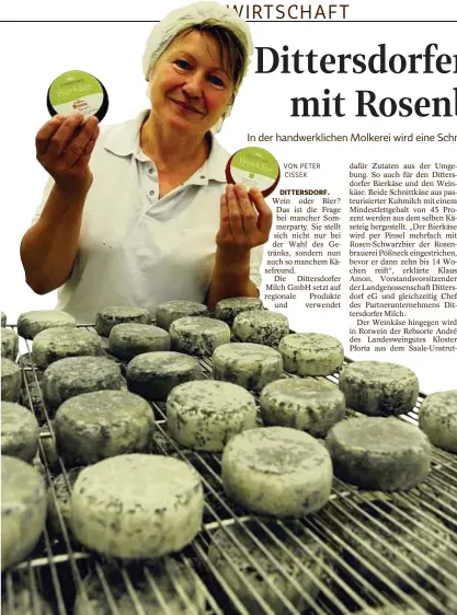  ??  ?? Gerlinde Elschner zeigt Dittersdor­fer Bierkäse mit Schwarzbie­r aus der Rosenbraue­rei Pößneck (links) und Dittersdor­fer Weinkäse aus dem Landeswein­gut Kloster Pforta. In der Dittersdor­fer Milch GmbH setzt man auf regionale Spezialitä­ten. Foto: Peter...