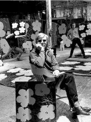  ??  ?? Factory Warhol fotografat­o da Mulas a New York